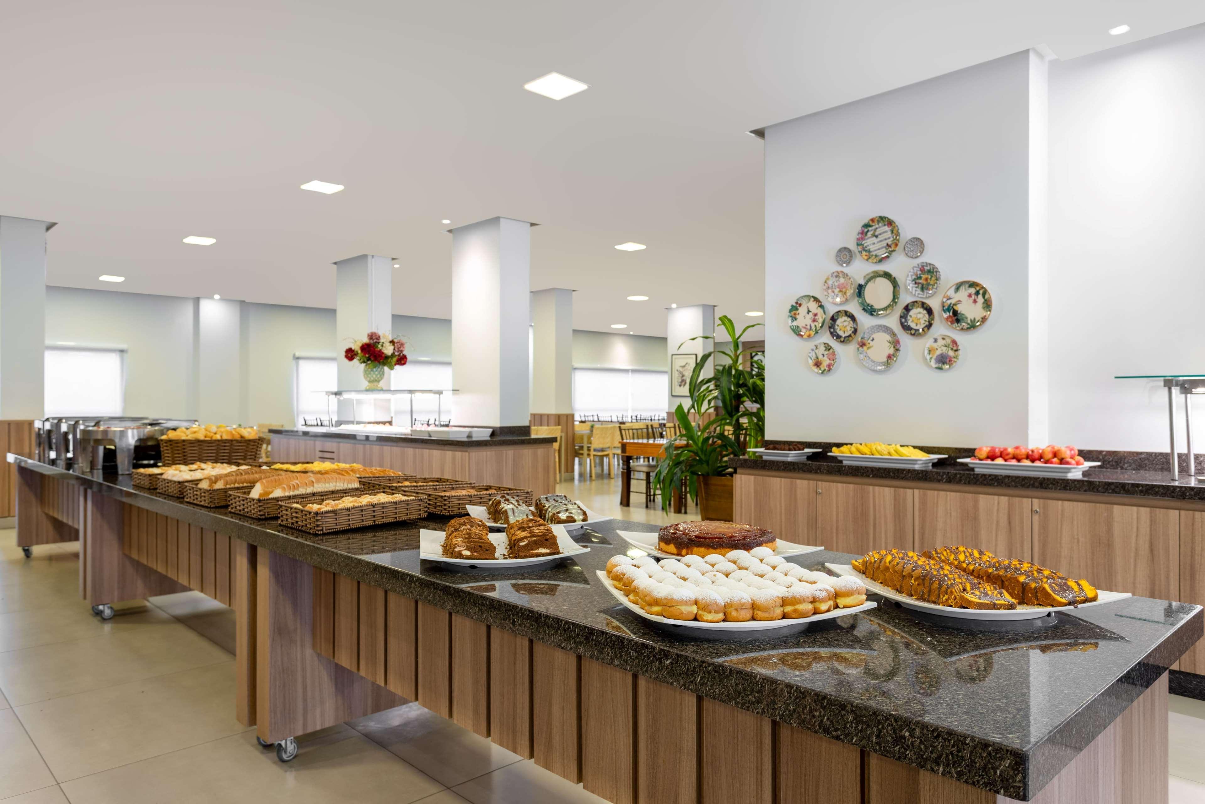 Wyndham Olimpia Royal Hotels Dış mekan fotoğraf A buffet at a hotel