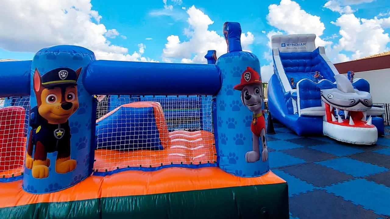 Wyndham Olimpia Royal Hotels Dış mekan fotoğraf Paw Patrol bouncy castle