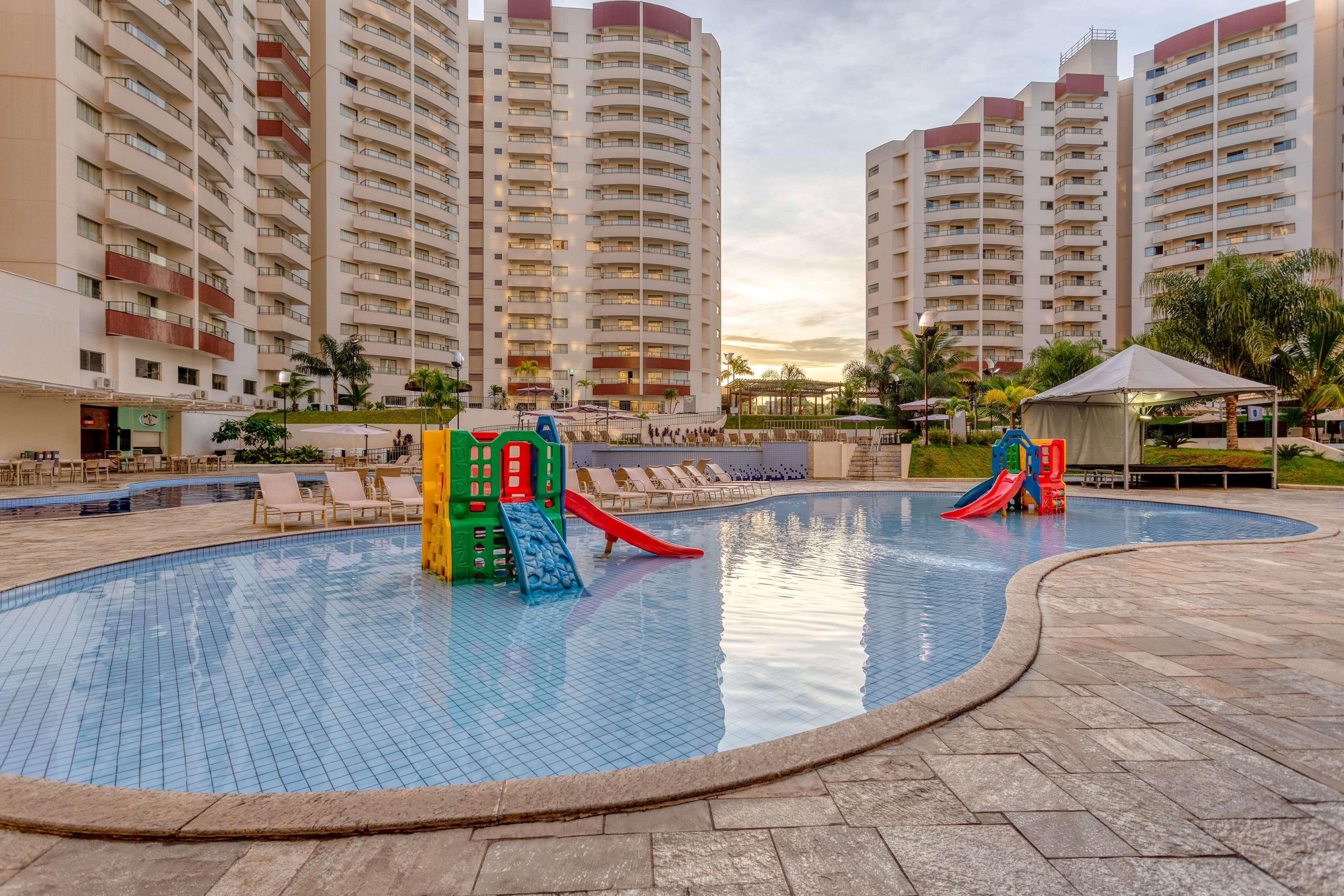 Wyndham Olimpia Royal Hotels Dış mekan fotoğraf A condominium pool in Singapore