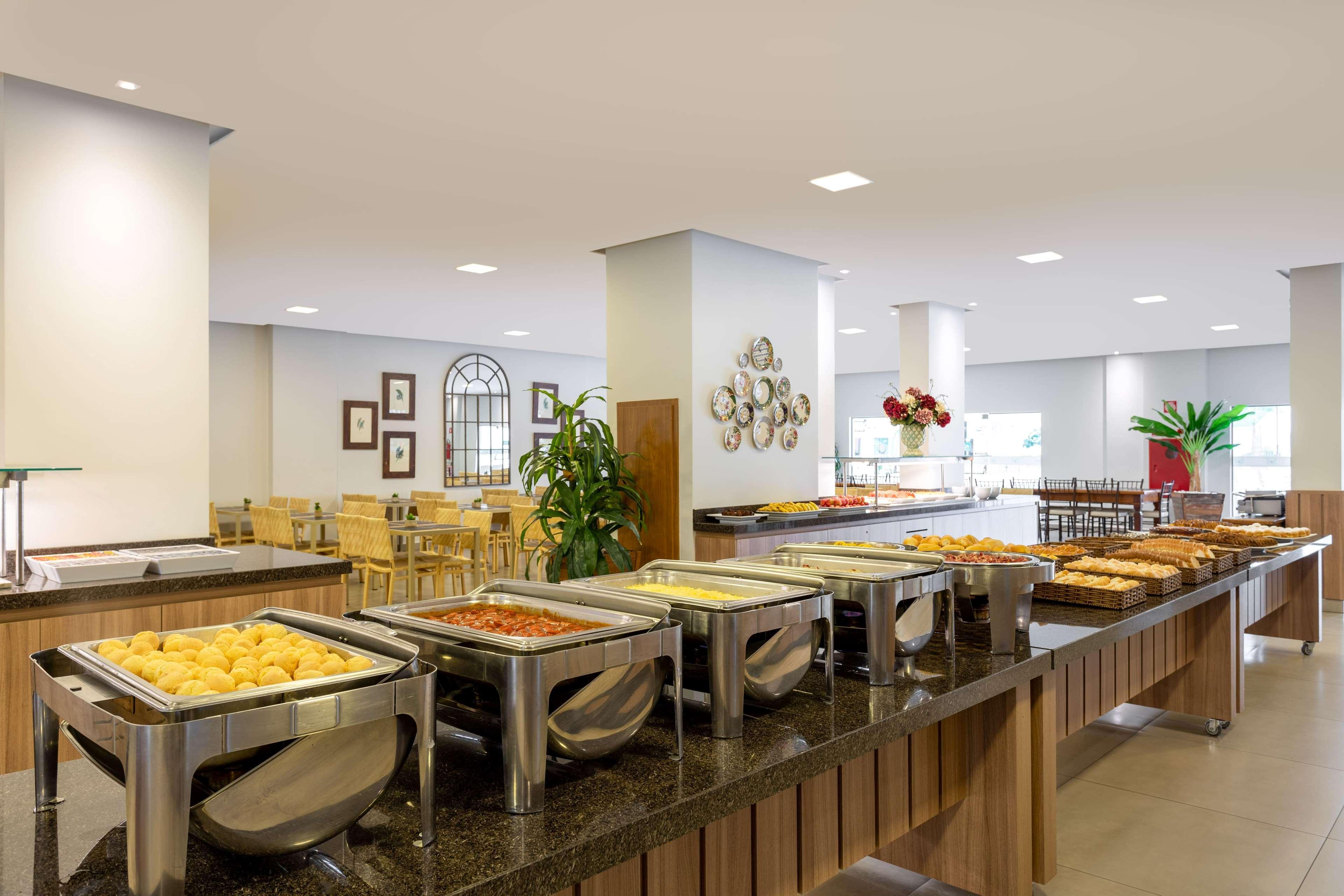 Wyndham Olimpia Royal Hotels Dış mekan fotoğraf Buffet at a hotel