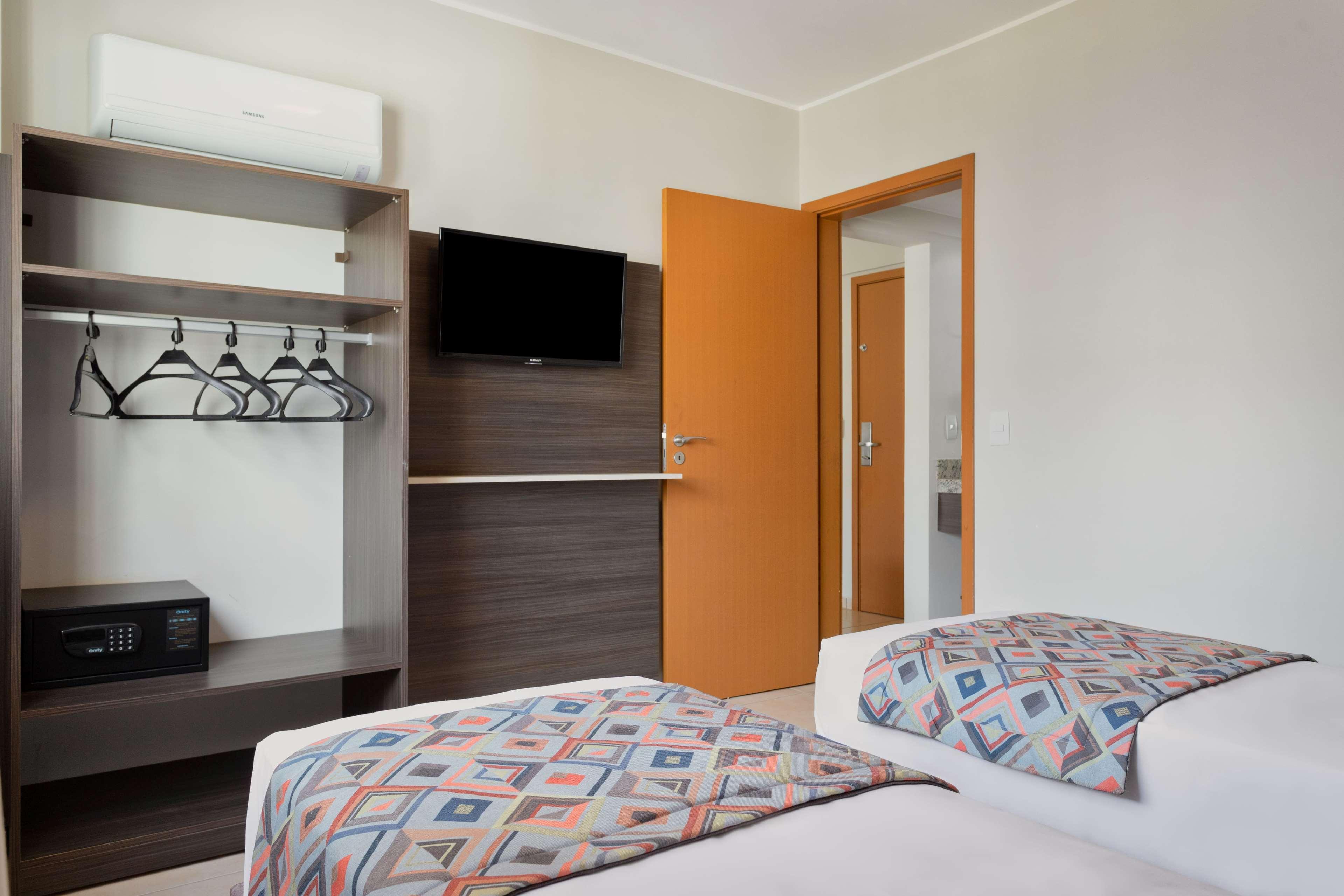Wyndham Olimpia Royal Hotels Dış mekan fotoğraf A typical room at a Holiday Inn Express